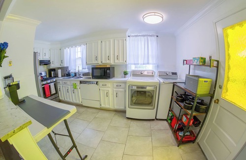 Sharon Hill House | World Cup Home Base Sleeps 8 with Free Parking near PHL