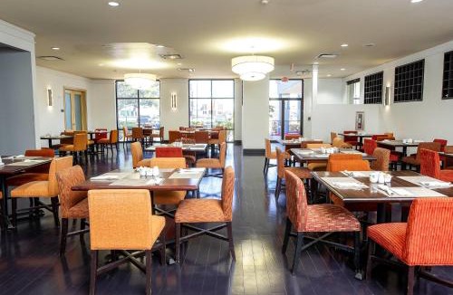 Kenner - Louis Armstrong International Airport Hotel | Wyndham New Orleans Airport & Conference Center