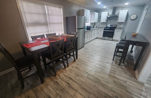 Hollandale House | X Marks the Spot 3 Bedrooms, 4 Beds, 1 bathroom House. Newly remodeled.