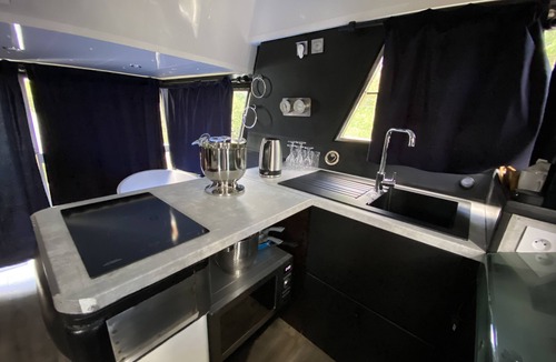 Guernes Boat Rental | Yacht avec Jacuzzi pour amoureux: L'Odysea