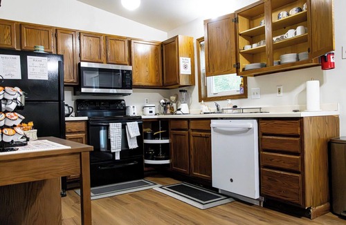 Moorhead House | Your Home Away from Home :Spacious & Cozy