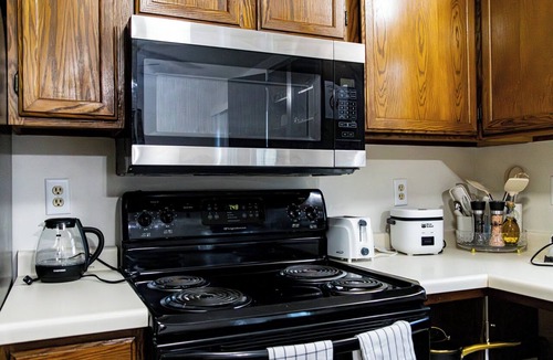 Moorhead House | Your Home Away from Home :Spacious & Cozy