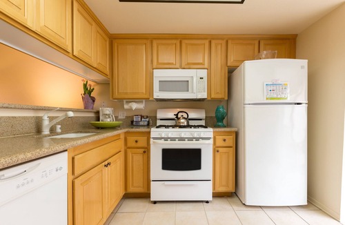 Oxnard Shores Hotel | Your Home Away From Home! 2 Classy Units, Full Kitchen & Free Parking!