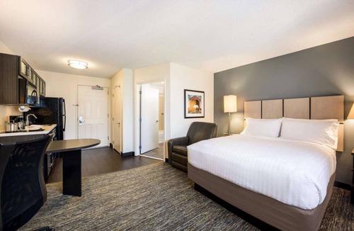 West Des Moines Hotel | Your Home Away from Home in West Des Moines! Pet-friendly, Full Kitchen!