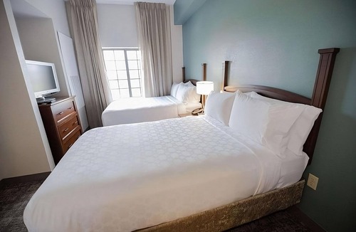 Highlands - Perkins Hotel | Your Home in Baton Rouge's Heart! Pet-friendly Suite w/Kitchen! Parking, Pool!