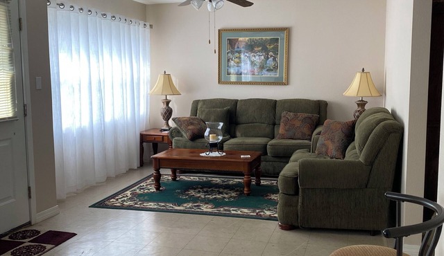 1 block from beach 2-bedroom house in Gulfport with AC, WiFi. Enjoy your stay