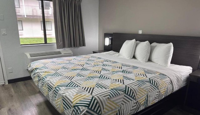 1 King Bed|Non-Smoking,Micfridge