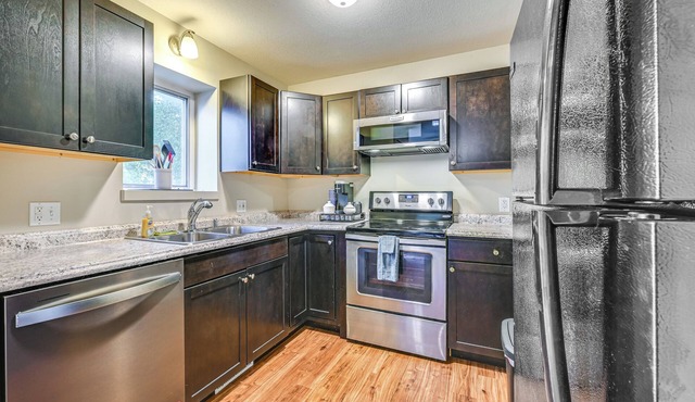 1 Mi to Jack Trice Stadium: Townhome w/Balcony