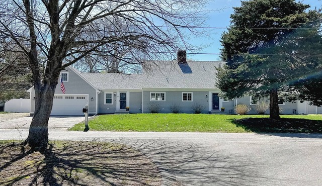 1 mile from Main Street and 1.5 miles to Falmouth Heights Beach.