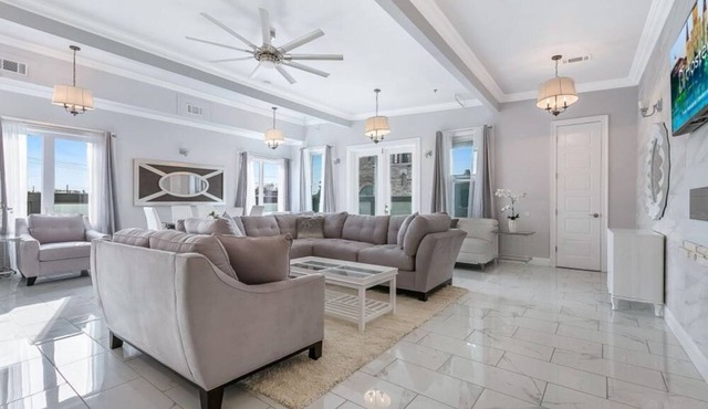 15% OFF Monthly |10% OFF Weekly-Brand New 5BR Lively Penthouse in NOLA