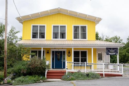 1878 RiverRun - Self-Serve Breakfast, Self Check-in, WiFi, Trail and River access-No Staff On-Site