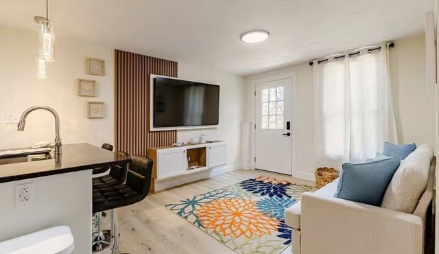 2-bedroom corporate apartment in delightful Plymouth with AC