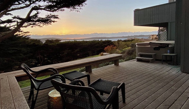 2-bedroom home with sunset views, hot tub, vaulted ceilings, piano, Bodega Bay