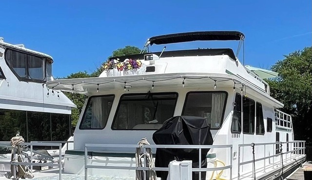2-bedroom house boat in beautiful La Crosse with AC comfort