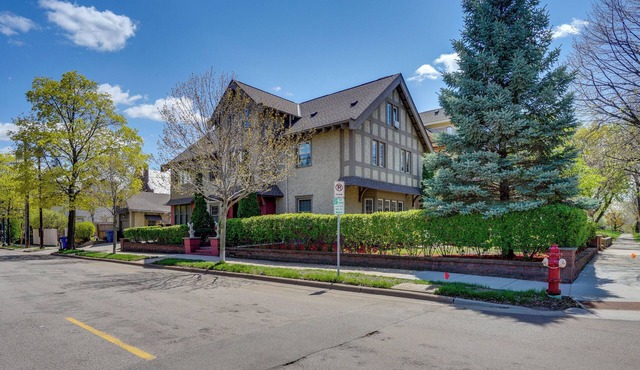 2 Mi to Dtwn Minneapolis: Lowry Hill Apt w/Patio