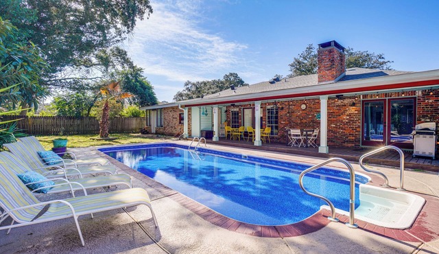 2 Mi to Gulfport Beaches: Poolside Paradise!