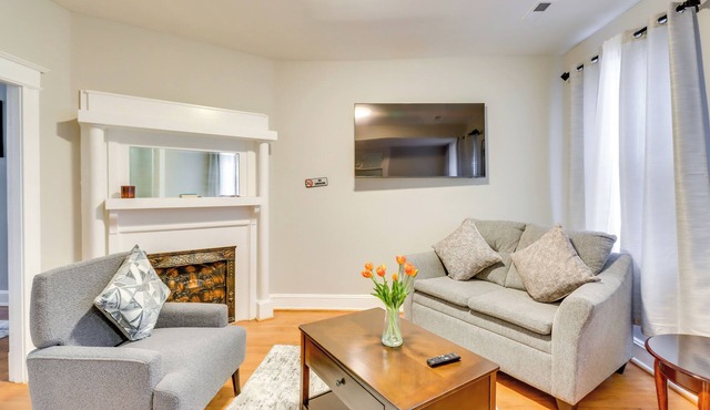 2 Mi to National Mall: DC Townhome