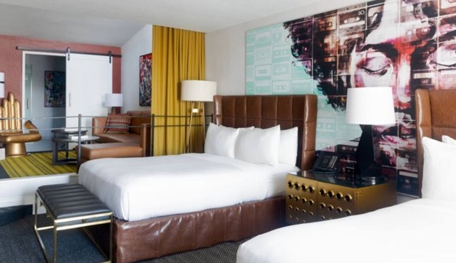 2 Modern Pet-Friendly Sanctuary w/Rooftop Pool Lounge & Skyline Evenings