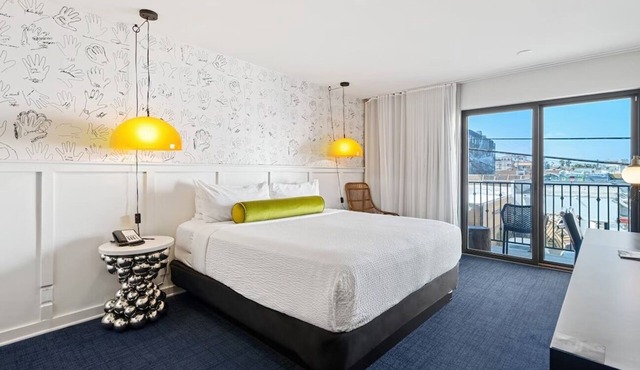 2 Pet friendly Room: Immerse in Venice Vibes with Scenic Balcony Retreat