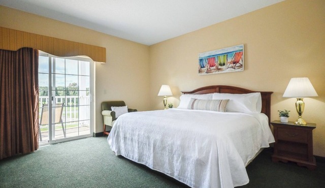 2 Spacious Deluxe Suites w/Indoor Pool, Spa & Riverside Dining! Pet Friendly!