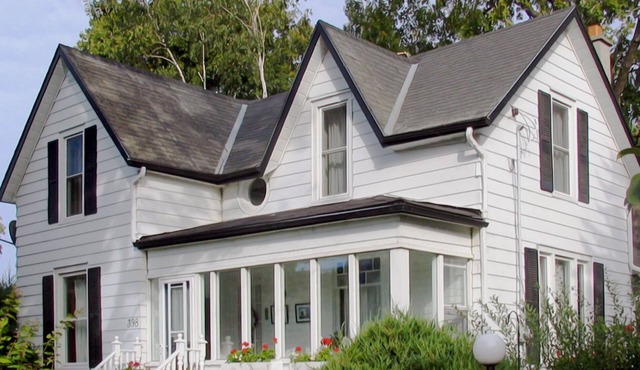 20 m from Sandbanks ~ Family-friendly ~ 2-story ~ 3-bedroom ~2-bath century home