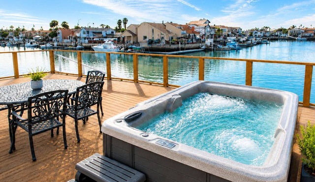 20% Off August! On The Water! Private Hot Tub
