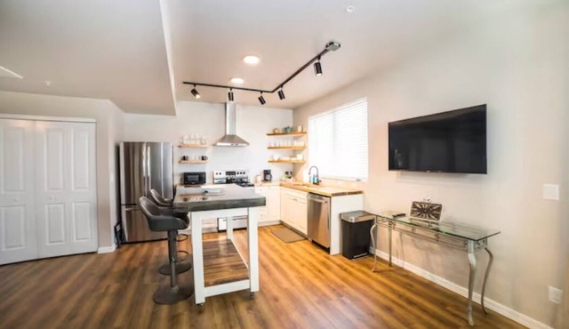 202 - The Lofts, by Flagtown, 1 bed,1bath, community hot tub