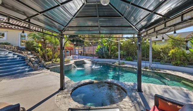 2Bds 1 Baths w/own entrance, outdoor resort lifestyle. Newly Remodeled