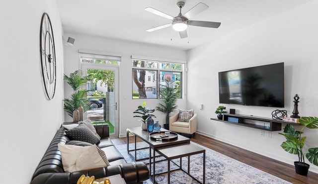 2BR Apt Near BH & The Grove w/Parking & Pool