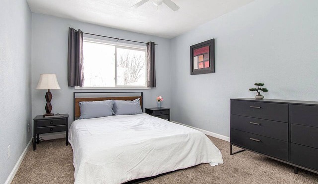 2BR I 4 mins to FargoDome, Free Parking, Queen x 2