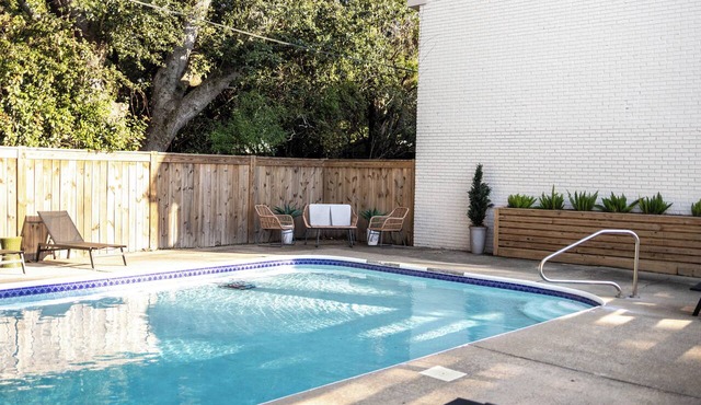 2BR w/POOL in the PERFECT location near Beach and Downtown! Porter #10