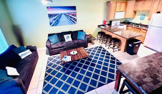 3/3 Home within walking distance of the beach!