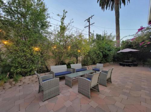 3 bedroom apartment by the MrC Hotel and 5 minutes to Rodeo Drive WiFi TV Patio walk to restaurants