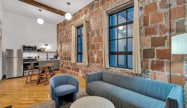 3 Bedroom Apartment, French Quarter, Central Location, Pool, Walkable
