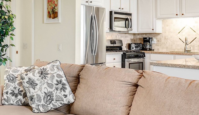 3-bedroom condo in Old Las Palmas, Palm Springs. Pool and Hot Tub!
