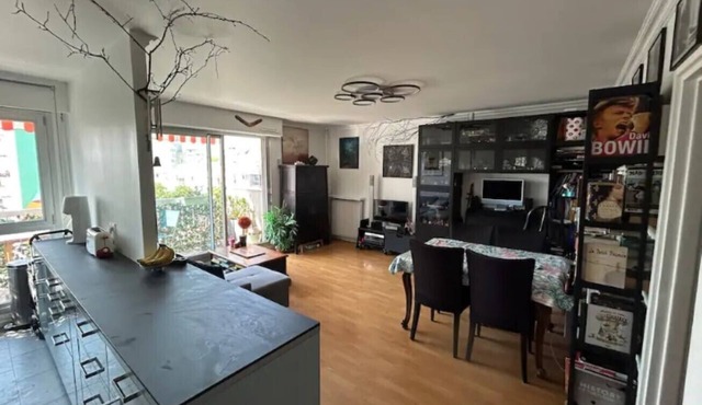 3-bedroom family apartment Eiffel Tower balcony 15min
