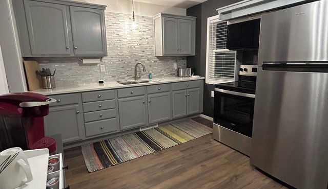 3 Bedroom Home - Your Home Away From Home Steps from Avera Hospital