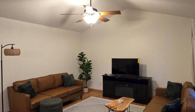 3-bedroom house in Decorah: Sleeps 12, hot tub, close to river and bike trails