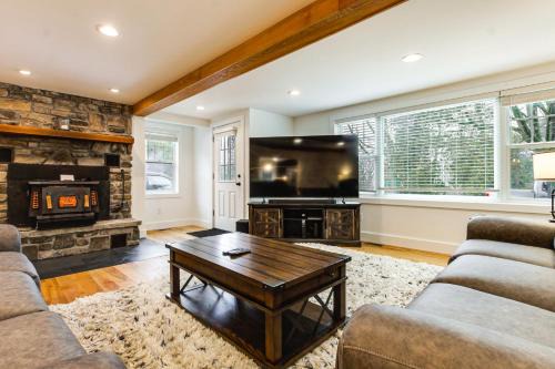 3 Mi to Sister Bay Beach: Family Home w/Yard