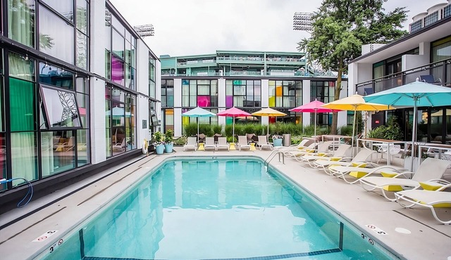 3 Pool View Units, 5-minute walk to Back Bay Fens! Valet Parking, Pool, Garden!