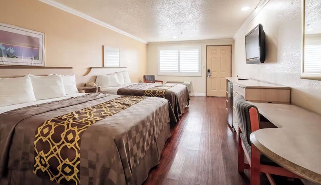 3 Simple Rooms w/Essential Comforts for Family Getaways Near Corcoran Station