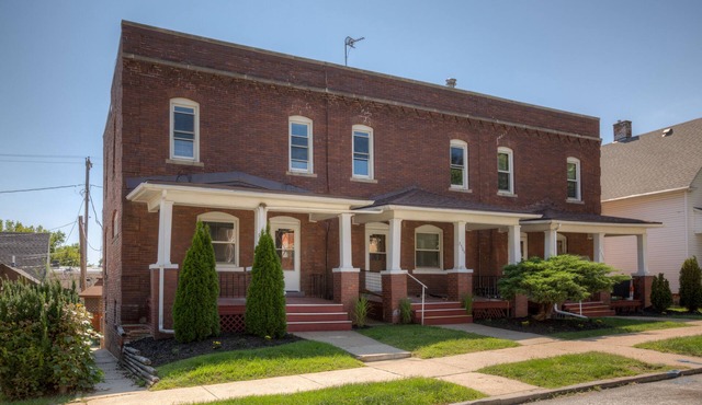 3509 Fabulous Midtown Townhome! Walk to TWO entertainment districts!