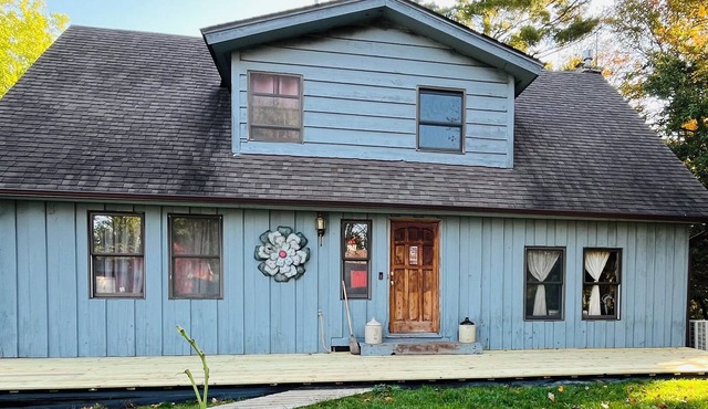 3BR Farmhouse Retreat Country comfort with farm animals, trails & cozy spaces