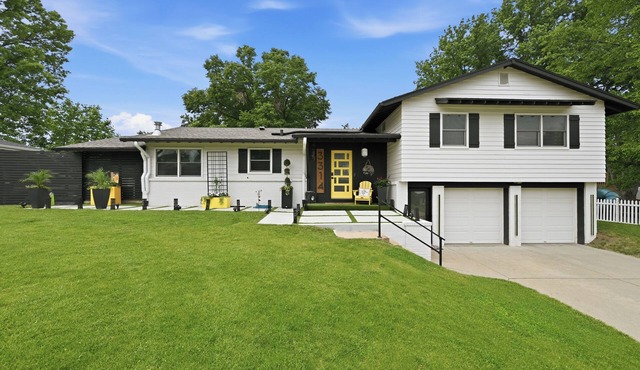 4-bed Bee Hive w/open floor plan, centrally located & easy interstate access
