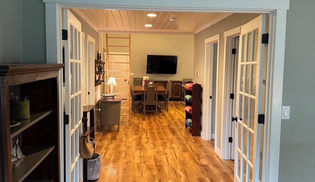 4-bedroom cottage, walk to restaurants,entertainment,beach,dock park,shopping