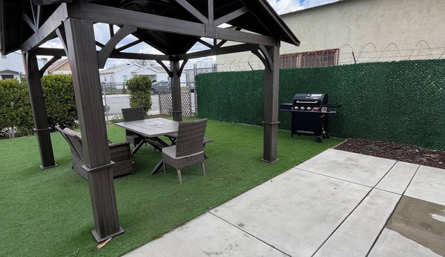 4-bedroom house 6 beds in awesome Bakersfield with WiFi, AC to enjoy with family