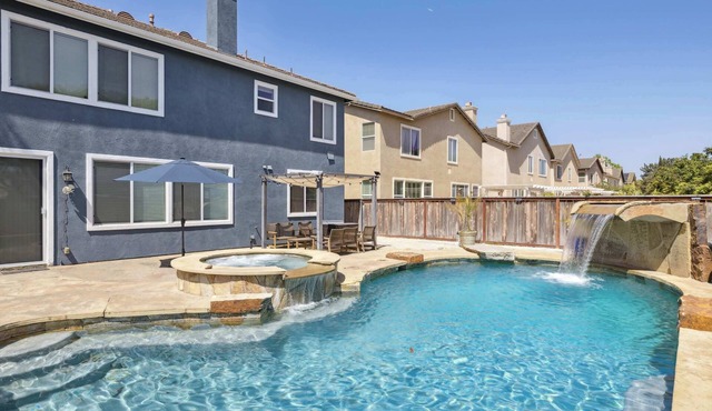 4BR Oxnard Stay Heated Pool, Hot Tub Near Beaches