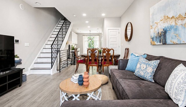4BR Townhome w/Rooftop & Backyard - Sleeps 8