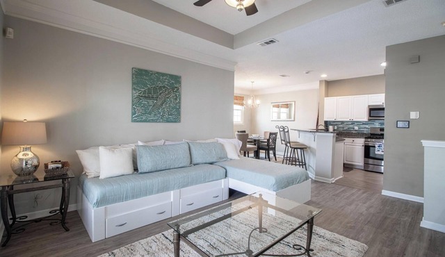 5 min walk to the beach! In this 945 sq feet 1bed, 1bed Condo!