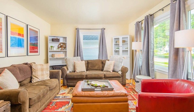 5 star HOME 4 Bedroom, Chef's Kitchen, Downtown